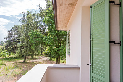 Camera matrimoniale Melograno, un’oasi di pace con balcone affacciato sulla campagna